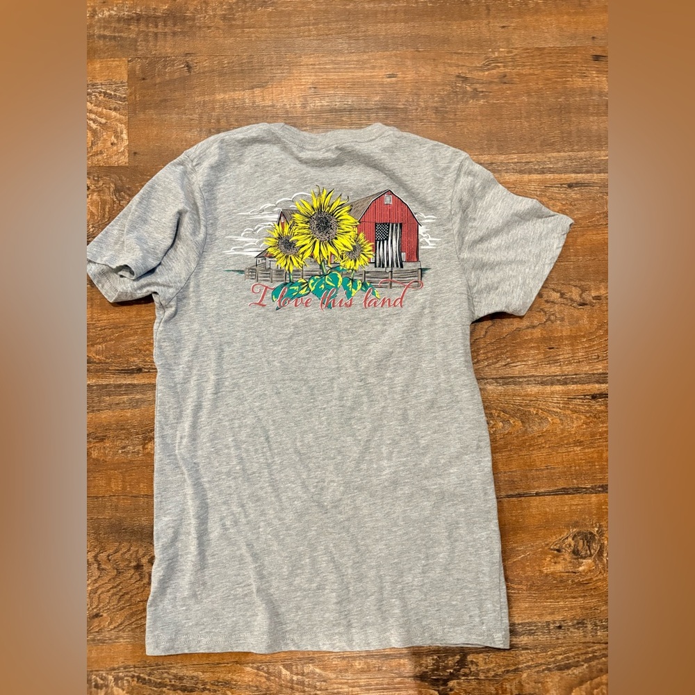 Women’s Gray Short Sleeve Tee with Sunflower & Barn Graphic